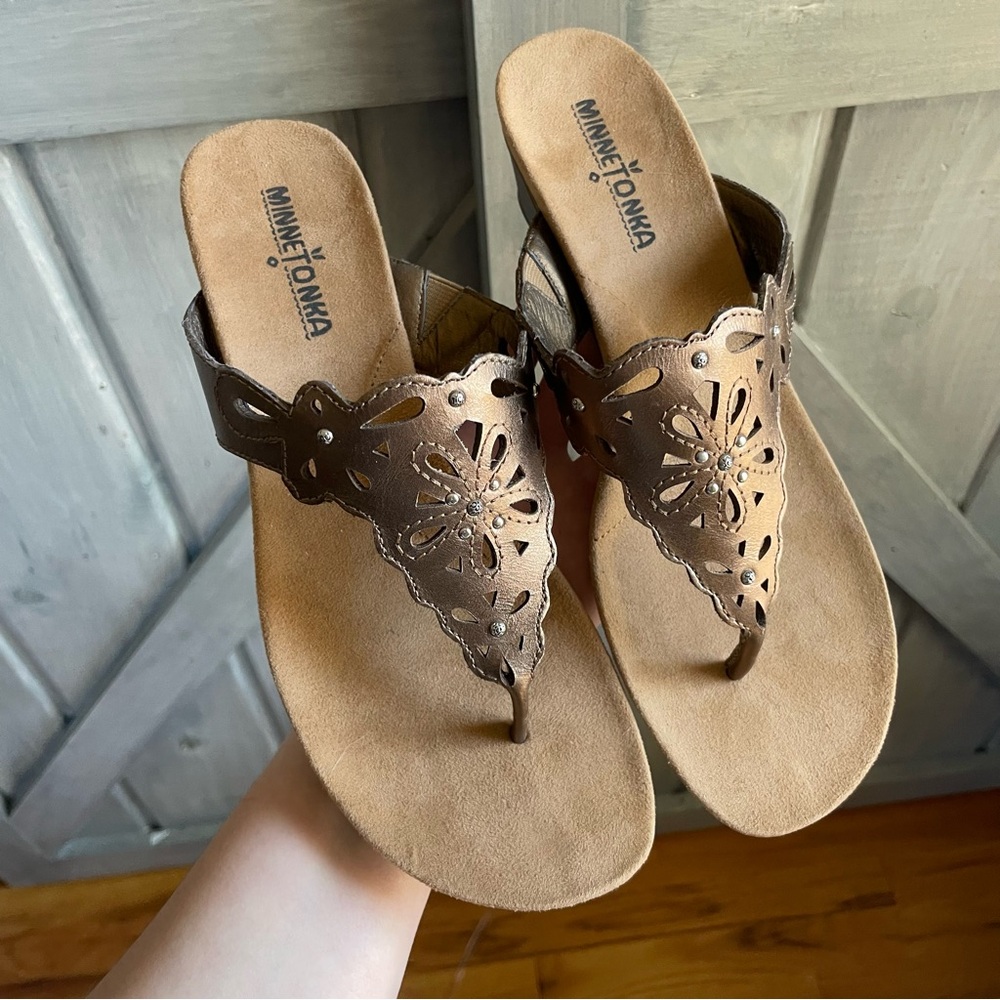 MINNETONKA Bronze‎ Leather Lazercut Wedge Sandal Size 8